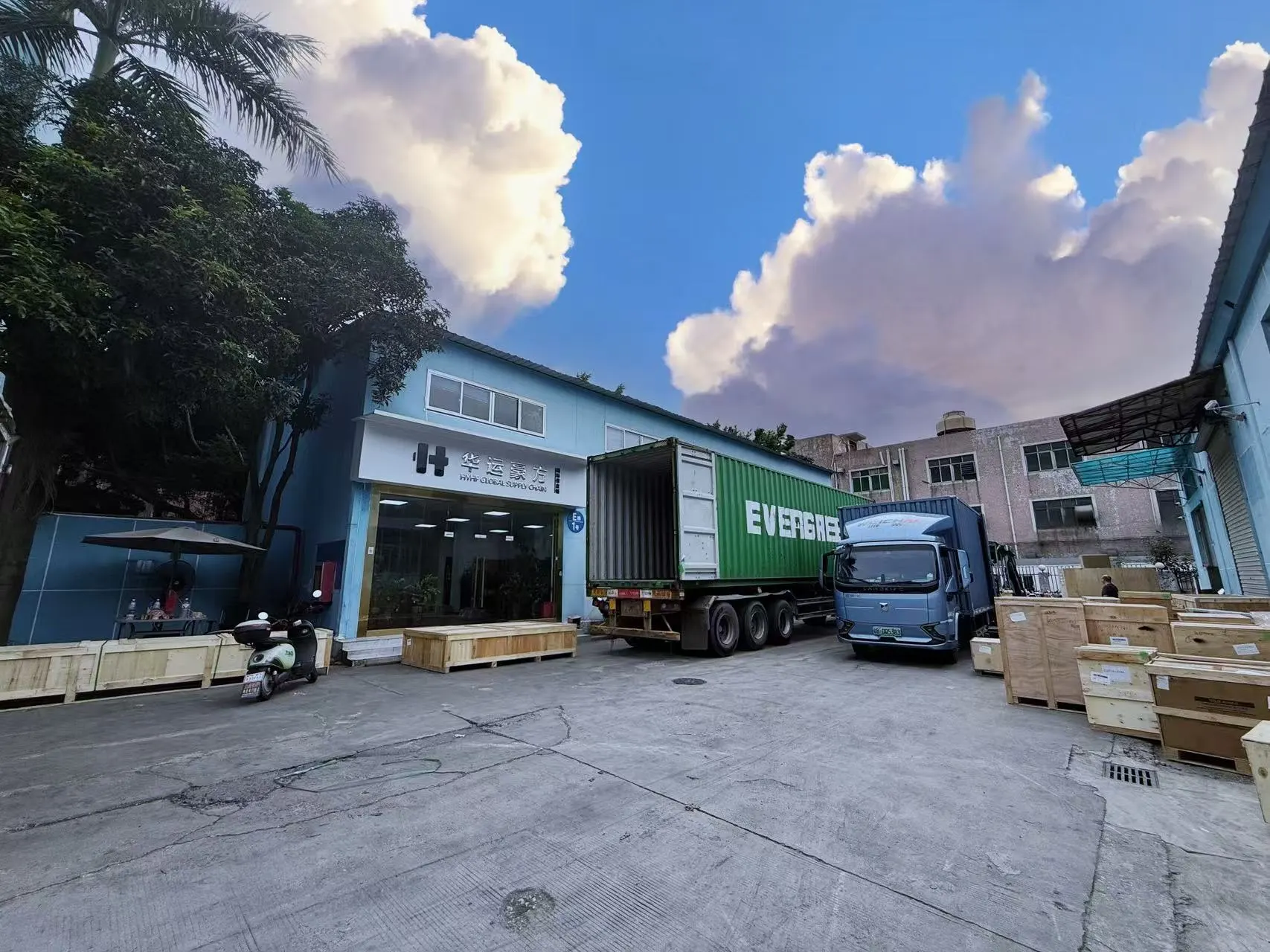 华运豪方深圳仓库前的集装箱卡车