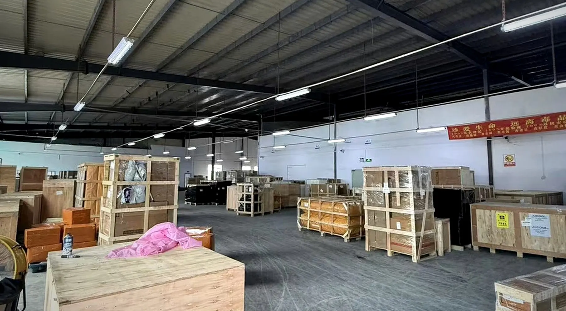 华运豪方仓库内整齐堆存的大件家具建材货物